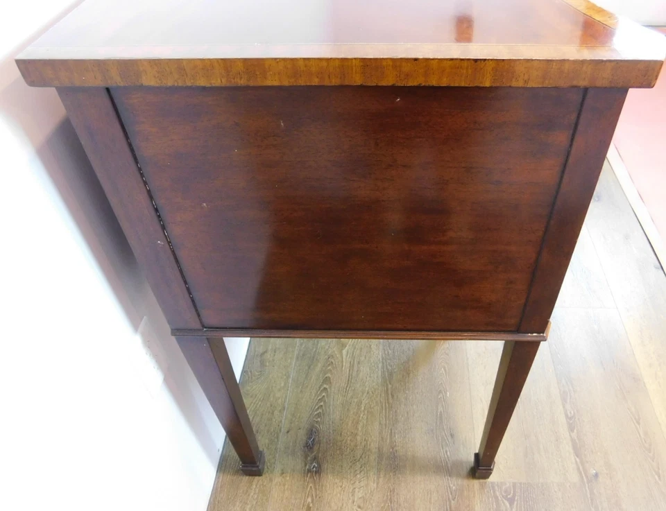 Aparador/armario buffet delantero serpentino caoba 72" Lloyd Buxton Foto 4 de 4