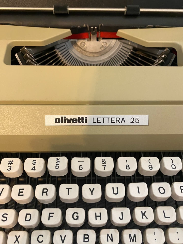 Máquina de escribir Olivetti Lettera 25 1975 vintage con estuche de cuero - Hecha en México Foto 3 de 4
