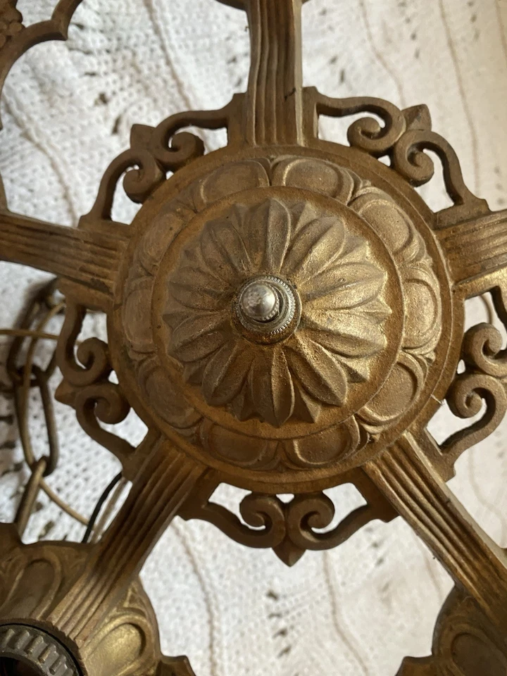 Lámpara de araña antigua ART DECO de hierro fundido ornamentada de bronce de 5 brazos necesita restauración Foto 2 de 4
