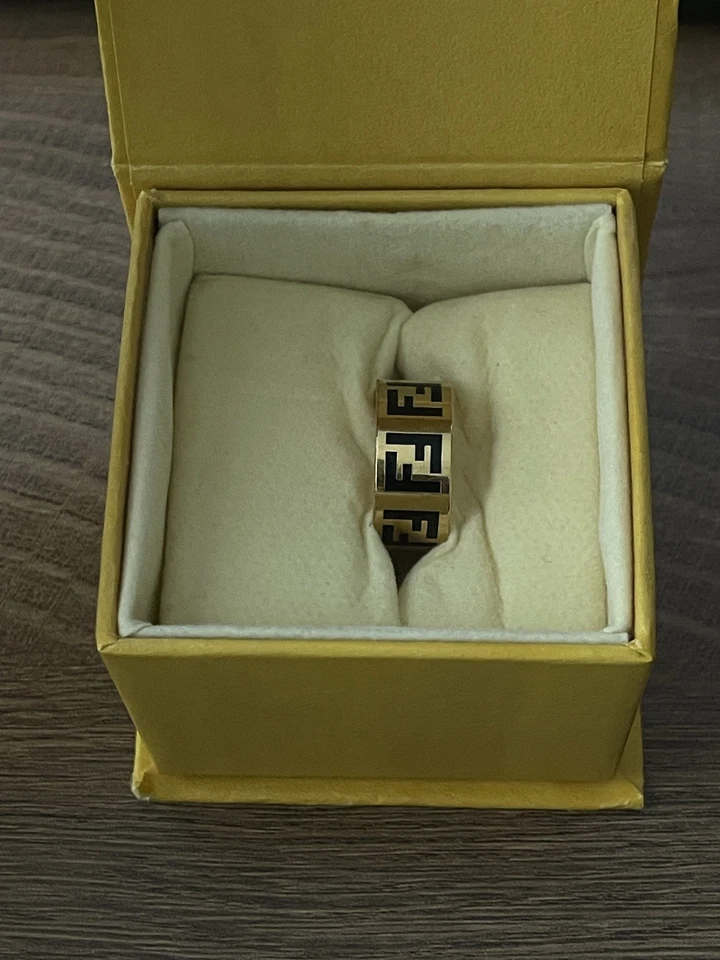 Кольцо FENDI Forever с черной эмалью золотистый металл размер 7 ювелирные изделия с коробкой - Изображение 3 из 4