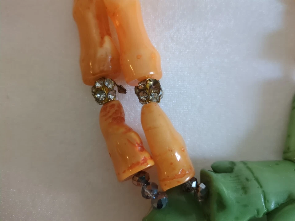 Collar Anthropologie, piedras acrílicas verde/naranja, acento de diamantes de imitación 21" de largo Foto 2 de 3