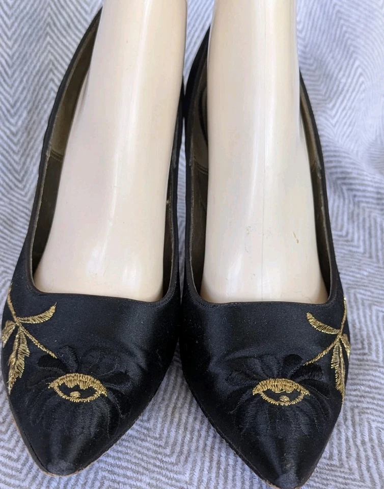 Vtg 60s Black Satin Gold Embroidery The Brown House Originals 3" Heels Pumps 8N - Image 3 of 4