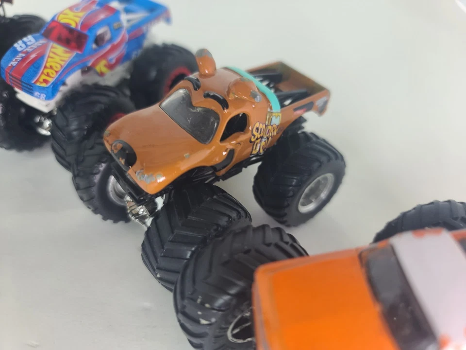 Lote de 8 caminhões Monstor Jam Scooby Firetruck Taz Gravedigger Bronco - Imagem 3 de 4