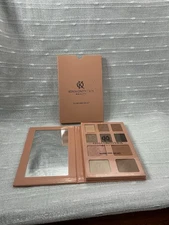 Kenia Ontiveros Beauty Glow & Go kit Face Palette