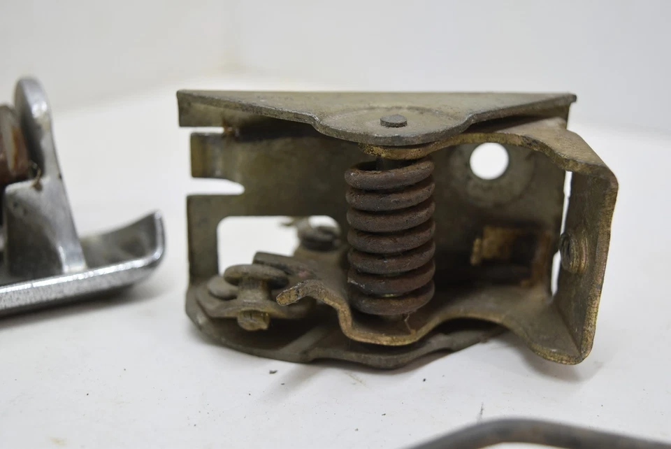 Gran Torino Sport LH 1972 conjunto de puerta del conductor OEM 72 GTS manija de cierre de bloqueo Foto 3 de 4