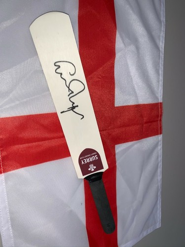Graham Thorpe (Surrey & England) signed Surrey CCC Mini Cricket Bat + COA - Picture 4 of 6
