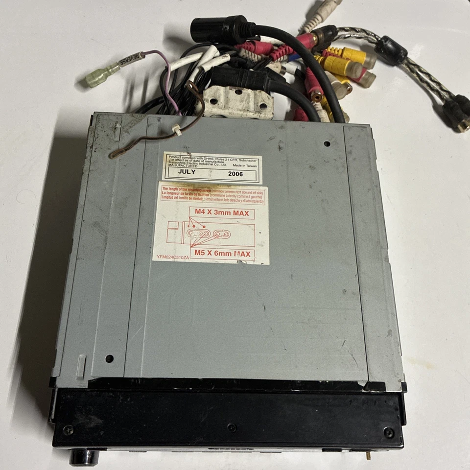 Panasonic CQ-VD7003U In-dash DVD receiver w 7" widescreen LCD monitor For Parts - Image 2 of 4