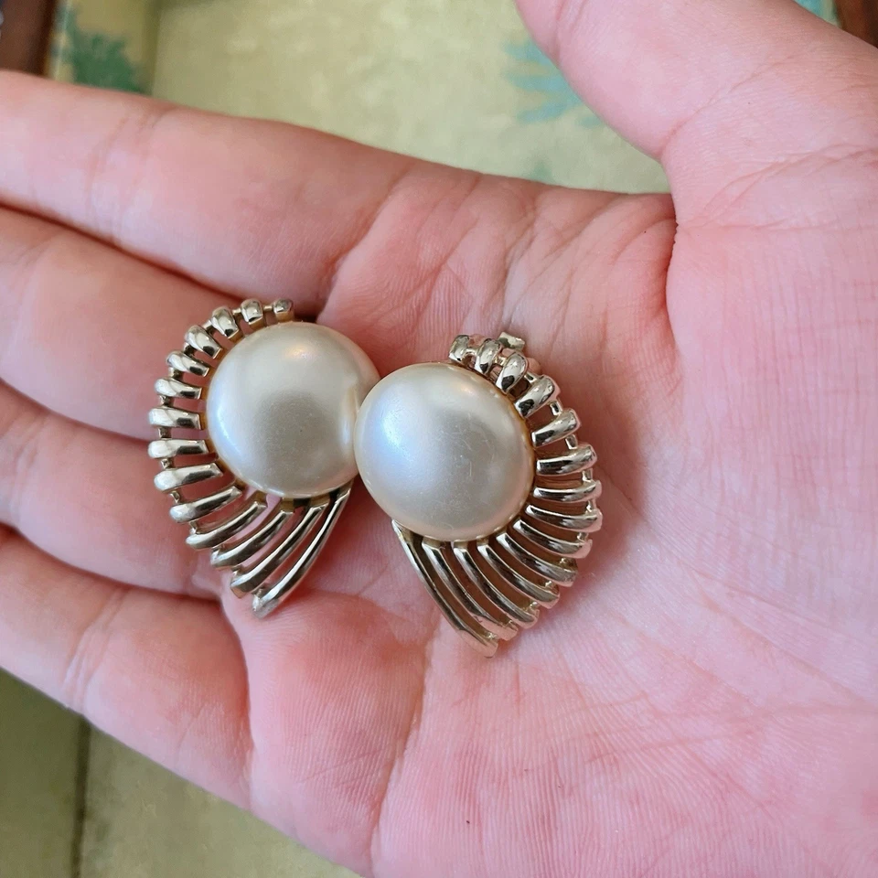 Brincos com clipe em tom dourado Pearl Flight Sarah Coventry vintage pérola falsa - Imagem 2 de 4