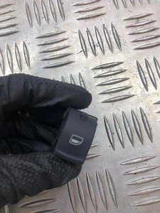 AUDI A3 Sportback 8PA Schalter für Fensterheber hinten rechts 31813066