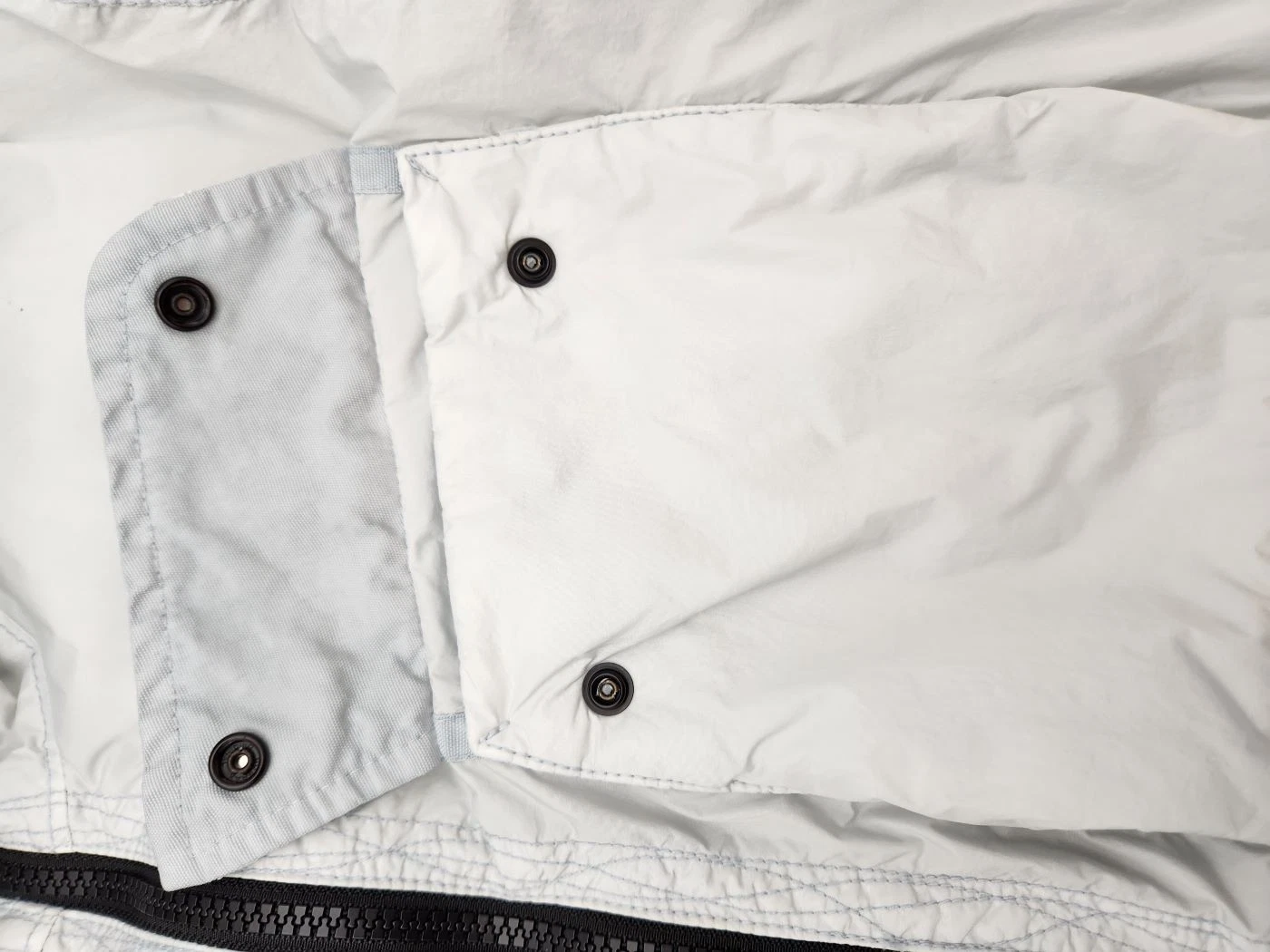 Stone Island piumino stropicciato con cappuccio grigio chiaro 40723 139724303