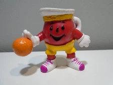 KRAFT GENERAL FOODS KOOL-AID PITCHER PLAYING BASKETBALL 2" FIGURE (MF317)