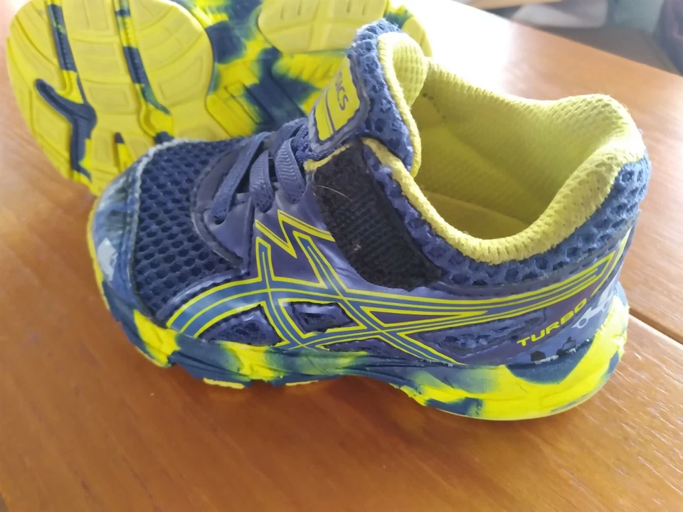 Zapatillas Asics Turbo Truck para niños pequeños talla 4 Foto 2 de 4