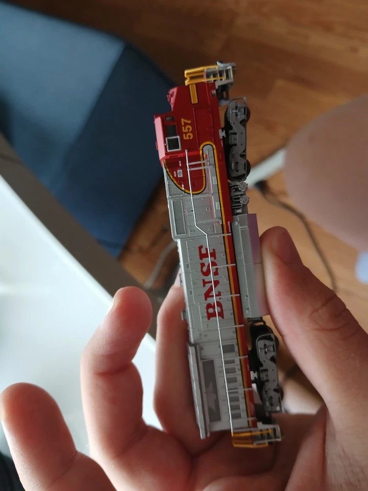 N Scale Atlas Bnsf Fakebonnet B40-8w#557 With Dcc(silent) Runs Well - Image 3 of 4