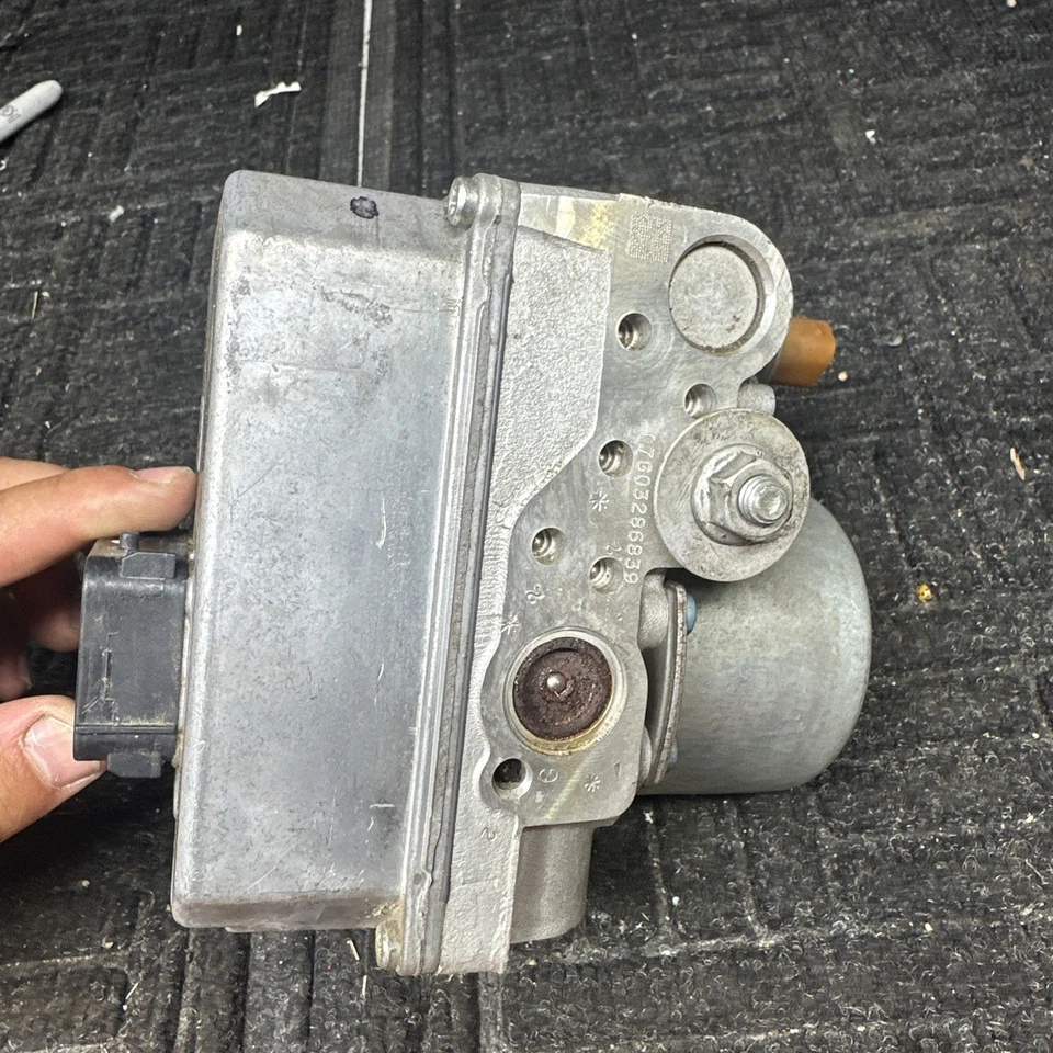2005 - 2008 Chevrolet Corvette C6 Z06 Anti Lock Brake Pump ABS Module 25886839 - Image 3 of 4