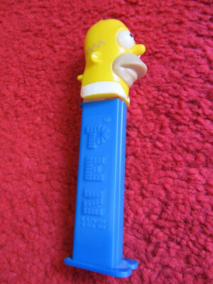 Simpsons - Homer Pez Spender und Neuheit Squirt Ring