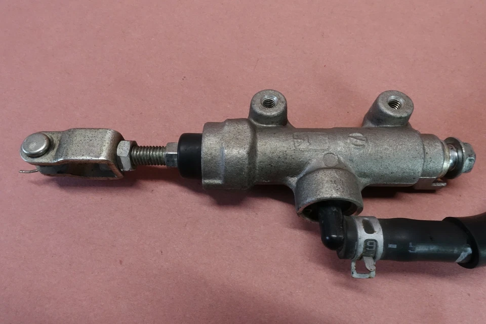 Cilindro maestro de freno trasero Suzuki SFV650 2013-2015 Foto 3 de 4