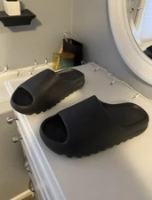 Yeezy Slides Onyx size 11