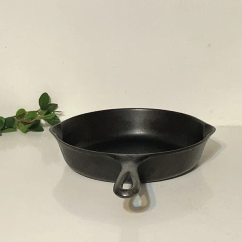 Vtg WAGNER/WARE~SIDNEY-1056 D " Double Spout FRY PAN Cast Iron USA