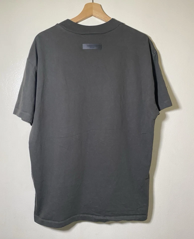 Camiseta básica de algodón Essentials gris pesado talla mediana para hombre de gran tamaño” Foto 2 de 4