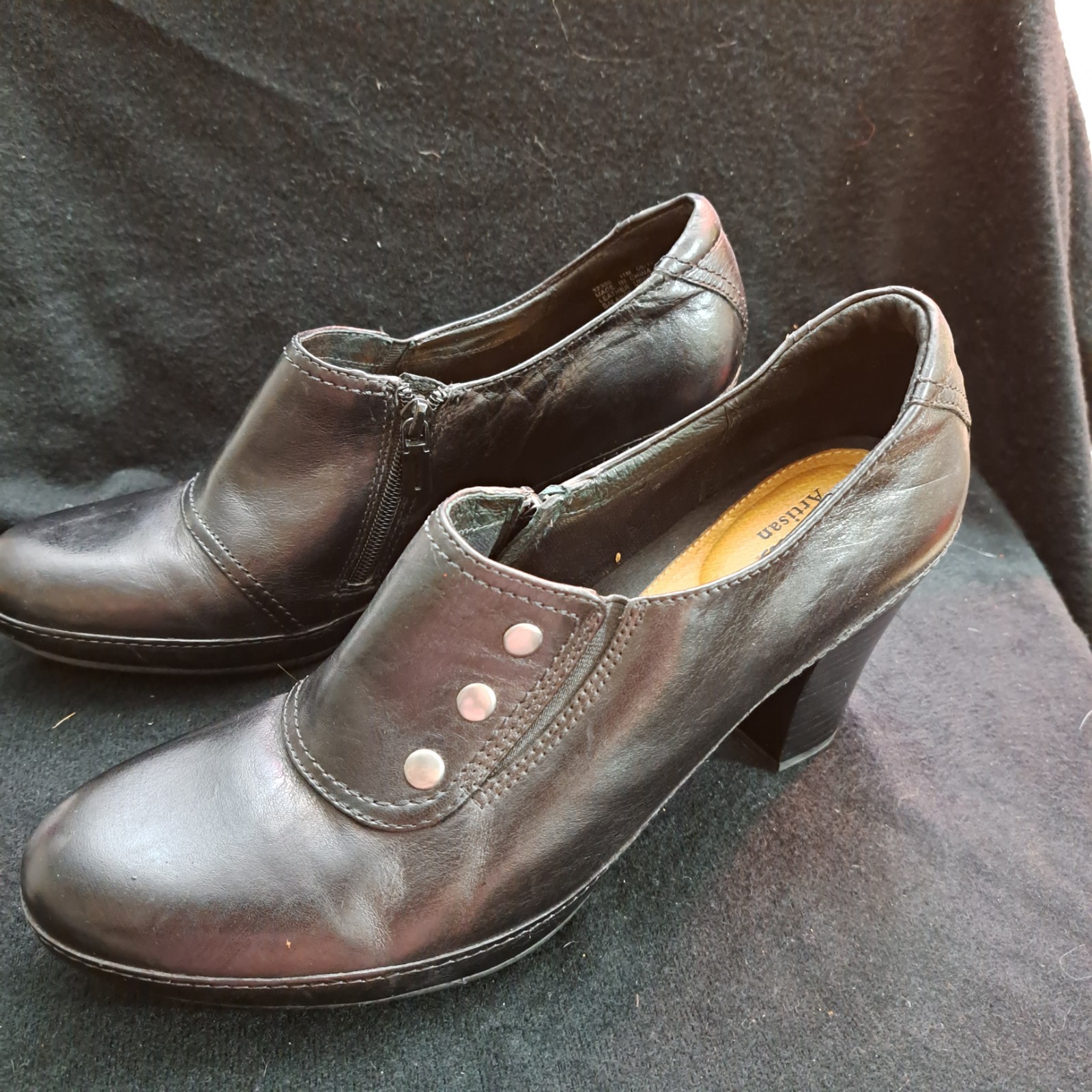 Clarks Artisan Black Leather Side Zip Button Block Heel Ankle Booties woman  11M