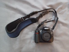 Nikon D5000 Camera Body Digital SLR w Strap and Battery *WORKS*