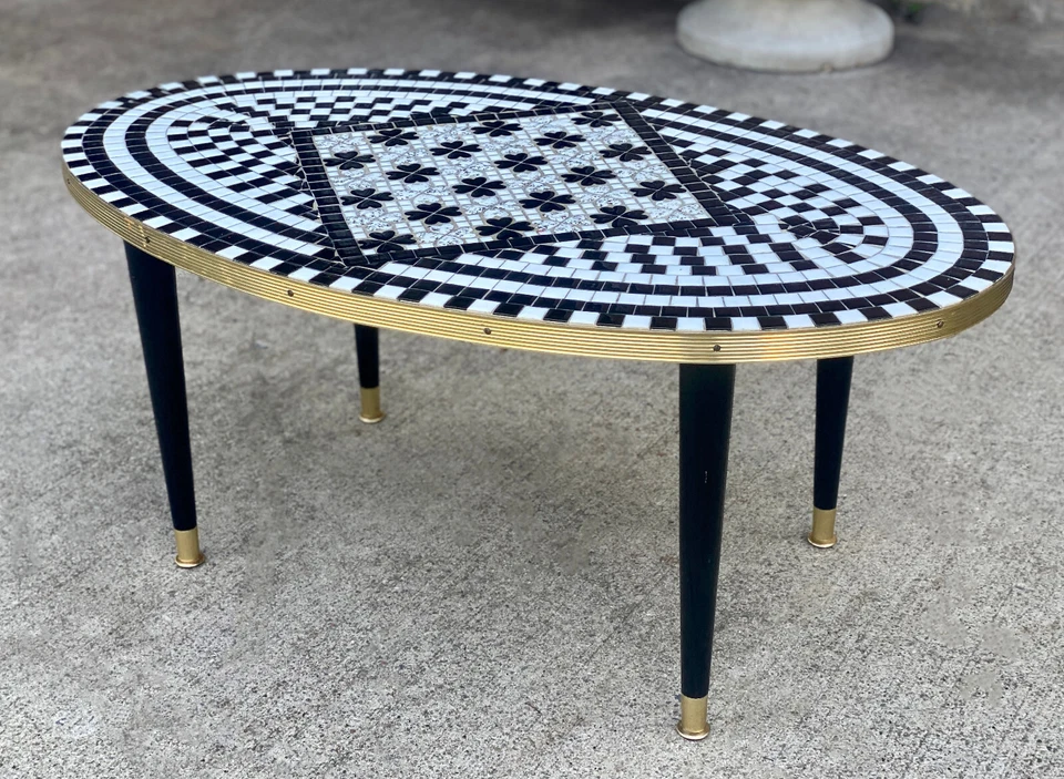 Mesa de centro ovalada de mosaico blanco y negro moderna Mid-Century con tapa de azulejos Foto 3 de 4