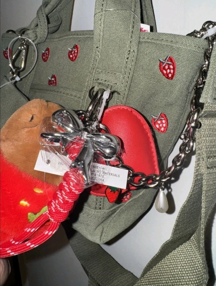 Nuevo con etiquetas Mini Bolso de Mano/Bolso Bandolera Madden Girl Oliva Fresa Corazón Dije Foto 4 de 4