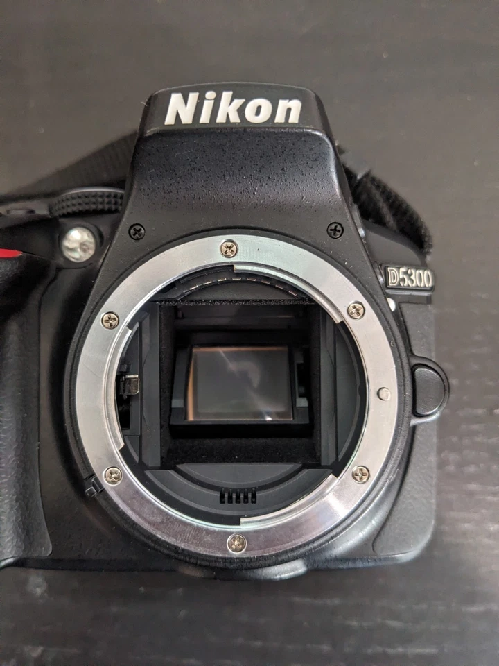 Nikon D5300 DSLR y lente de 35 mm, batería, cargador, obturador bajo 1.512 Foto 4 de 4