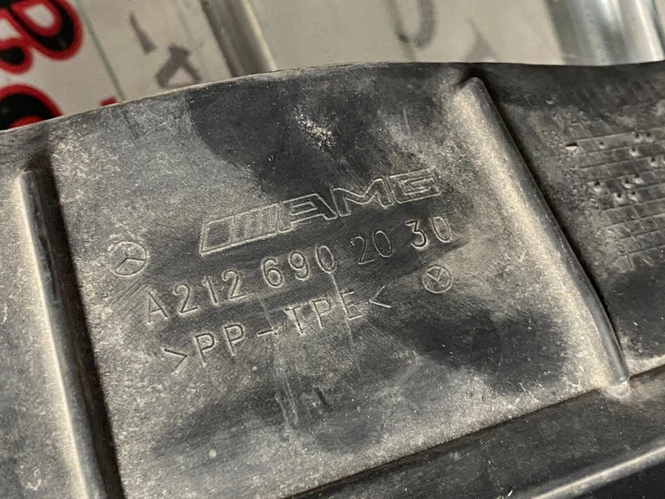 (AS) PROTECTOR CONTRA SALPICADURAS LADO DERECHO MERCEDES BENZ W212 E63 AMG ARCO DELANTERO Foto 3 de 4