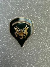 US ARMY SPECIALIST 5 RANK COLLAR BRASS HAT PIN OD GREEN BACKGROUND W/GOLD EAGLE