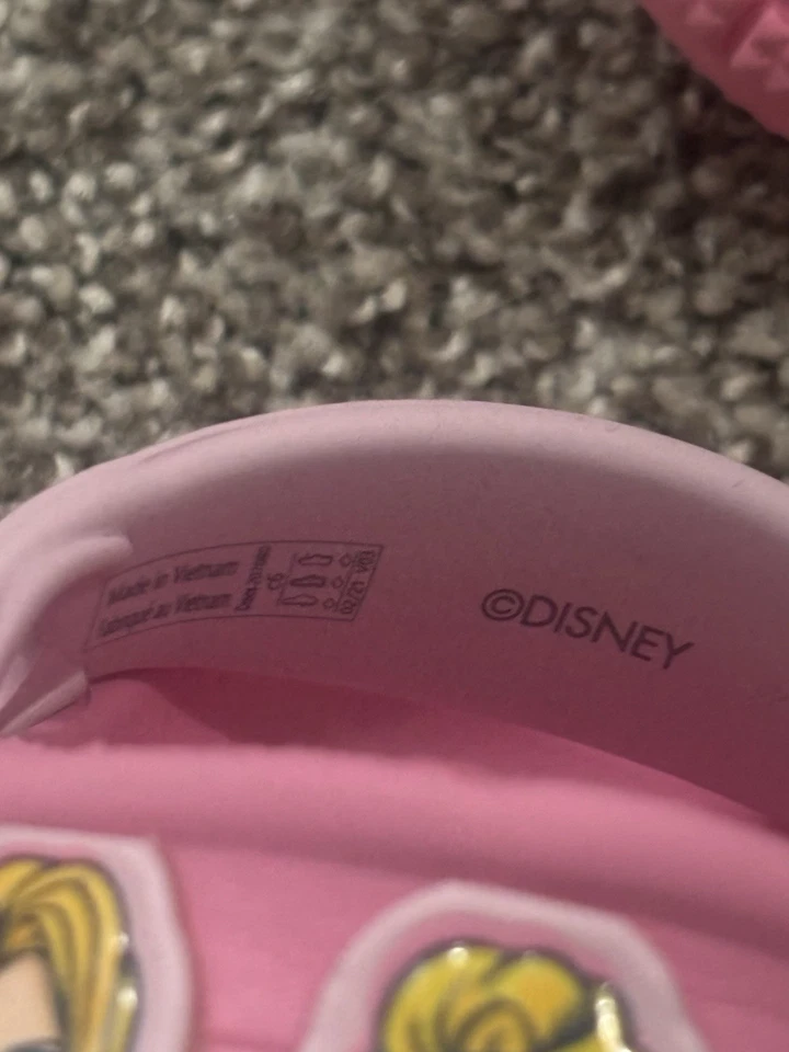 Sapatos infantis femininos rosa Disney Princess Crocs tamanho C6 - Imagem 3 de 4