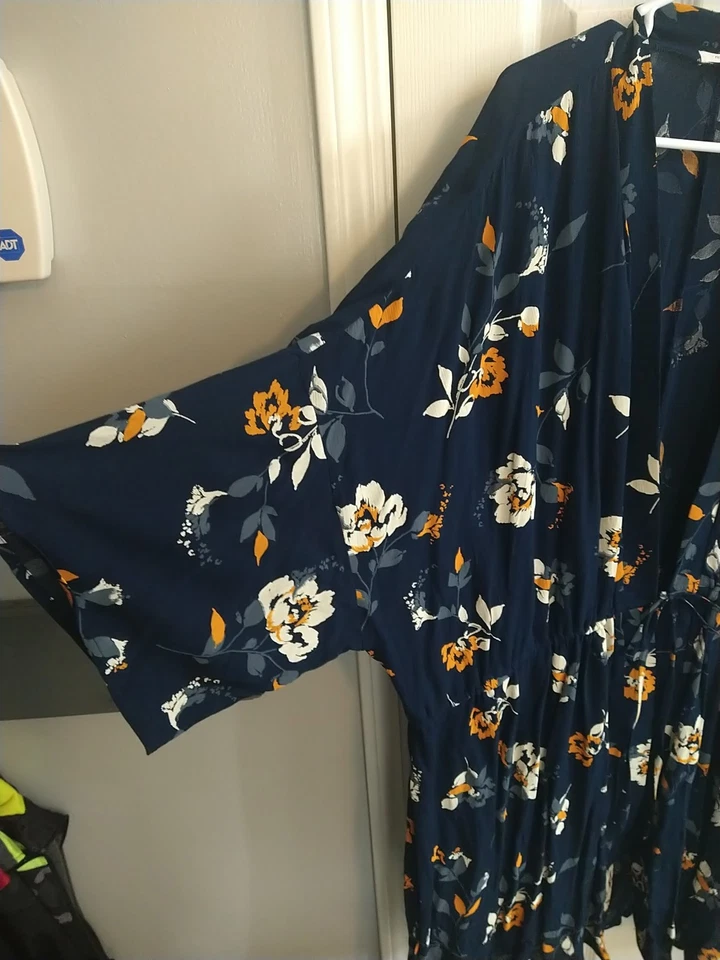 Suéter Maurices Para Mujer Talla Grande 2/3 Azul Marino, Floral, Kimono Corbata Cintura Transparente Foto 3 de 4