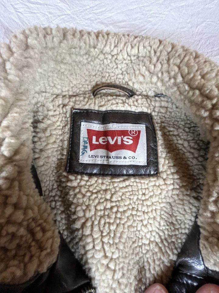 Vintage 90's Levi Signature Sherpa Lined Faux Leather Bomber Detroit Jacket Sz M - Image 3 of 4