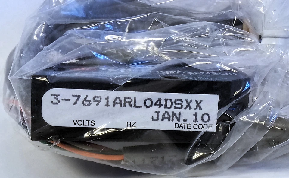 ATC 3-7691ARL04DSXX 10-30VDC Photoelectric Proximity Sensor w/ Mounting Bracket - Image 3 of 4