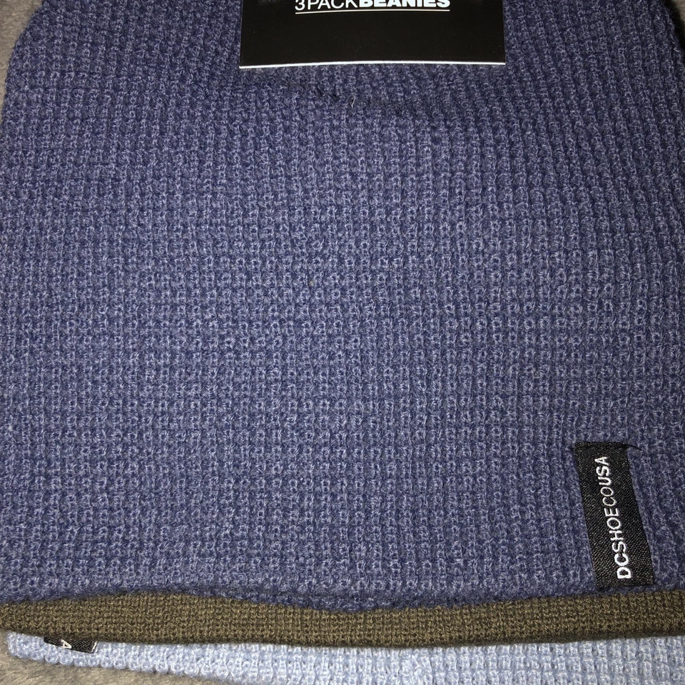 Paquete de 3 gorros gofre multicolor DCShoeCOUSA. 2 tonos azul+1 marrón. Precio de venta sugerido por el fabricante $48 Foto 3 de 4