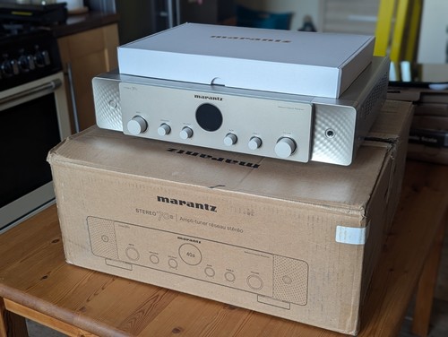 Marantz Cinema anni 70 argento slimline AV ricevitore surround 7,2 canali 8K NUOVO - Foto 1 di 8