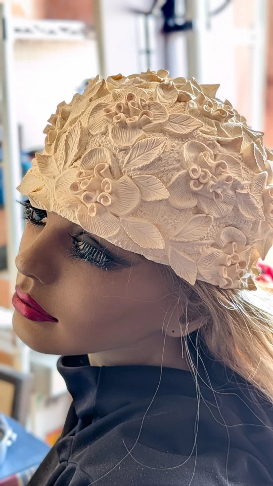 Gorro de Natación Vintage Años 50 Goma Elástica Crema Elevado Flores Texturizadas Hecho en España  Foto 2 de 4
