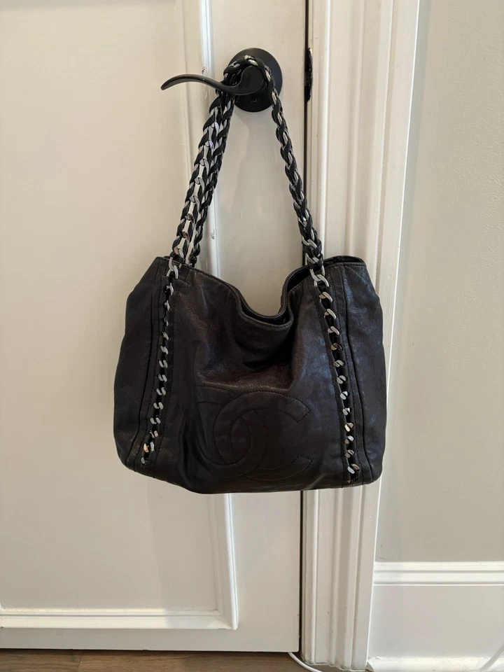 Chanel Glazed Caviar Modern Chain Tote in Black - Image 4 of 4