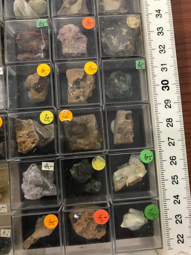 Kleine Sammlung mit Mineralien in Dosen, beschriftet, aus aller Welt (Dos52) - Bild 8 von 17