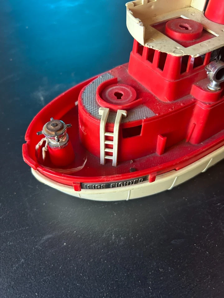 Vintage 1950 Ideal Fire Fighter Boat 16” Brinquedo – Barco de Bombeiro Vermelho e Creme - Imagem 4 de 4