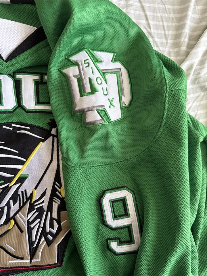Men’s University Of North Dakota Fighting Sioux Toews #9 Jersey Sz S - Green - Image 4 of 4