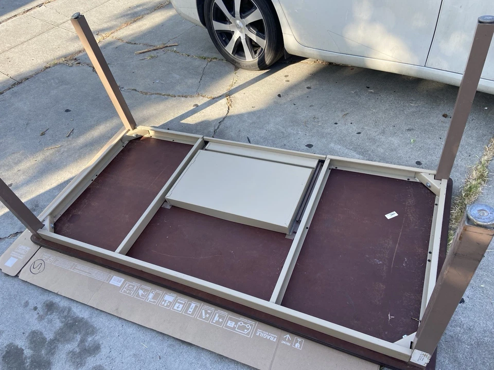 Mesa utilitaria industrial de escritorio cisterna moderna de mediados de siglo Hon vintage Foto 2 de 4