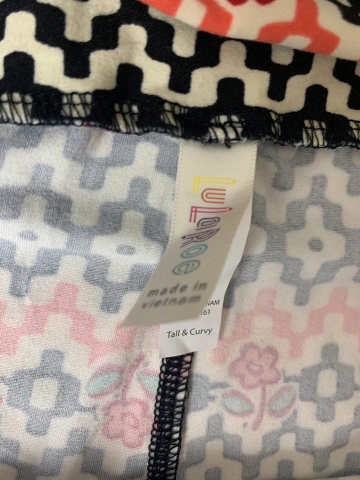 Leggings LuLaRoe TC Alto y Curvilíneo Negro Blanco Flores Foto 4 de 4