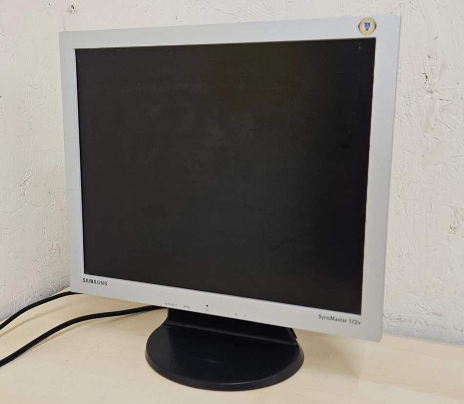 Samsung 172V 17" LCD Monitor Computer Screen, Silver, 5:4 1280x1024px, VGA Input - Image 2 of 4