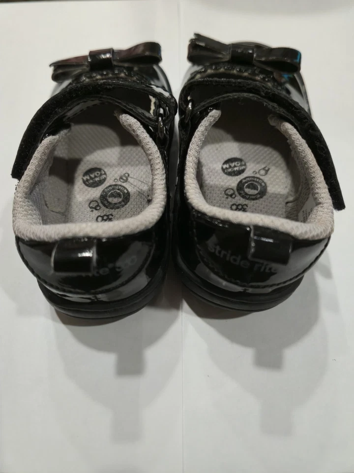 Stride Rite 360 Niños Erica Mary Jane Plano en Acabado Charol Negro, Talla 4M Foto 2 de 4