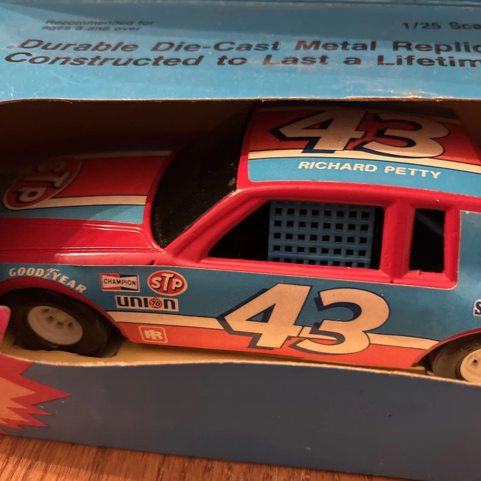 Richard Petty STP ERTL Stock Car Die Cast Metal 1/25 Scale Vintage - Image 4 of 4