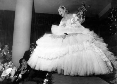 Italian showgirl singer actress Wanda Osiris cheered by male audie- Old Photo