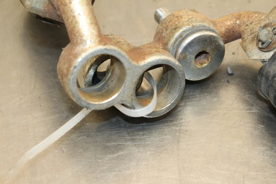 1982 Suzuki GS1100GL APOIO PARA OS PÉS DIANTEIRO PINOS CONJUNTO DE DEGRAUS PAR C400 - Imagem 4 de 4