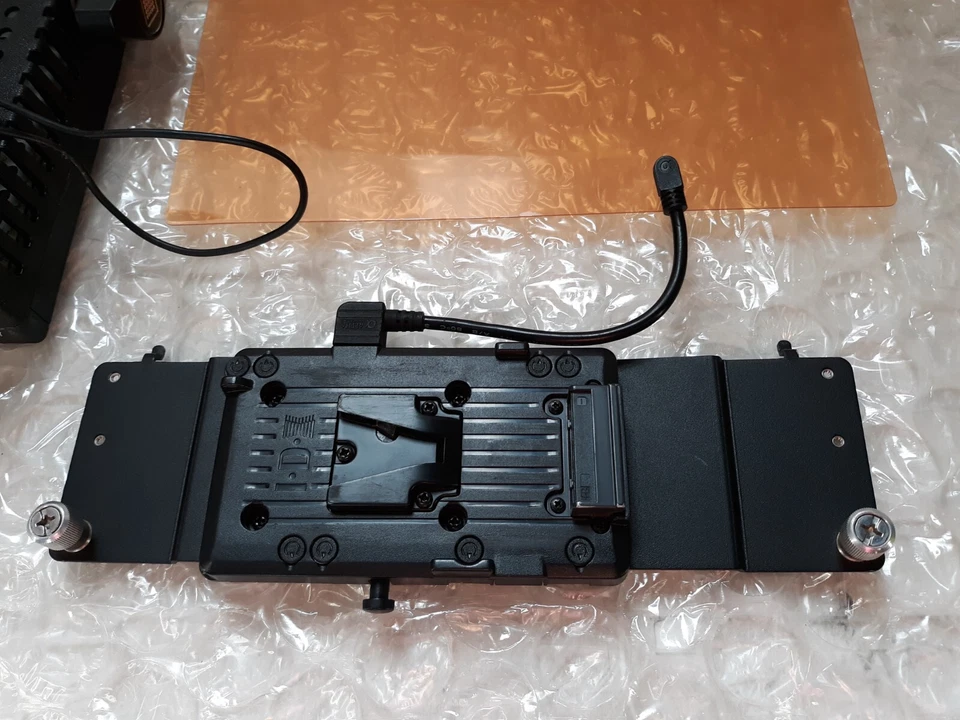 Litepanels LP-1x1 5600k-Flood Panel w/Bracket + AC + Battery Adapter *TESTED* - Image 4 of 4