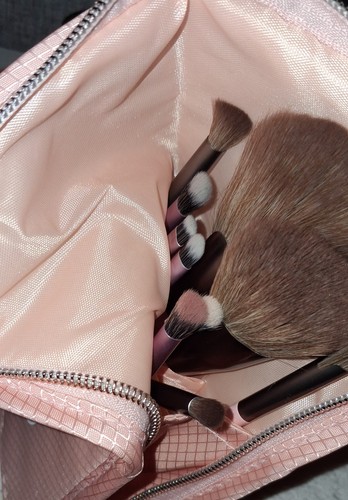 W7 Makeup Bag And Brushes - Picture 2 of 2